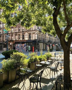 tables and chairs are lined up on the sidewalk