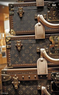 Lv Luggage, Sac Louis Vuitton, Louis Vuitton Luggage, Vintage Luggage, Louis Vuitton Fashion, Fashion Lookbook, Vuitton Bag, Suitcases, Wish List