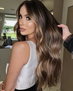 Dark Brown Hair Color Ideas, Rich Hair Color, Natural Hair Highlights, Blonde Highlights On Dark Hair, Fashion Outfits Dresses, Brown Hair Color Ideas, Brown Hair Shades