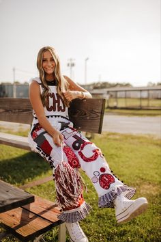 senior picture ideas Cheer Overalls, Overall Homecoming Ideas, Senior Overalls Ideas, Senior Overalls Ideas High Schools, Senior Bibs, Hoco Overalls, Hoco Pants, Homecoming Jeans Ideas, Homecoming Overalls