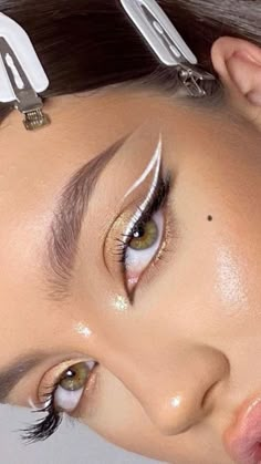 Cute Fancy Makeup Looks, Eye Looks With White Eyeliner, Cool Eyeliner Makeup, Cute White Eyeliner Looks, White Wing Eyeliner, Eyeliner White And Black, Makeup Ideas White Eyeliner, Make Up With White Eyeliner, Birthday Eyeliner