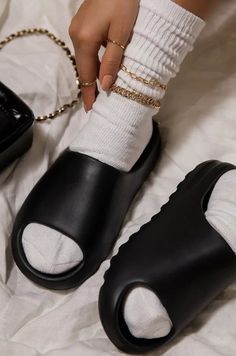 Pretty Slippers, Comfy Slides, Planet Fashion, Slippers Platform, Yeezy Slides, Slides Women, Platform Heels Chunky, Simple Tshirt, Living Room Bathroom