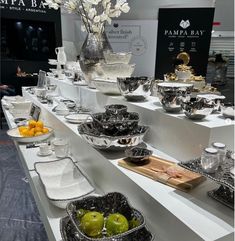 there are many bowls and plates on display