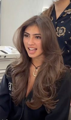 Layer Brunette Hair, Blowout Hair Brunnete, Homecoming Blowout Hair, Hair Salon Blowout, Brown Bouncy Hair, Haircut Inspo Brown Hair, Blowout With Extensions, Blowout Inspo Pic, Classy Brunette Hair