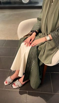 Khaleeji Abaya, Elegant Outfit Classy, Iranian Women Fashion, Muslim Outfits Casual, Hijabi Outfits Casual