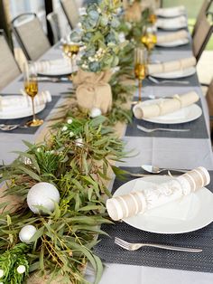 Beautiful Christmas table decor using gum leaves as centre piece Christmas Table Australian Natives, Aussie Xmas Table Decorations, Christmas Table Decor Australia, Christmas Table Decorations Australian, Summer Christmas Table Decor, Australian Native Christmas Decorations, Christmas Lunch Table Decor Ideas, Summer Christmas Lunch Ideas, Australian Christmas Lunch