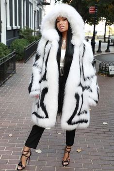 a woman wearing a fur coat with the caption'the nicki mina backlash that got twitter going crazy '