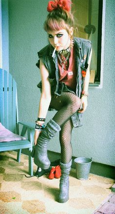 2012 Grunge Aesthetic, 2014 Hipster Aesthetic, Grunge Maximalism Fashion, Lazy Punk Outfits, Indie Sleaze Summer Outfits, Alternative Punk Fashion, 80s Punk Fashion Women 1980s Style, 70s British Punk Fashion