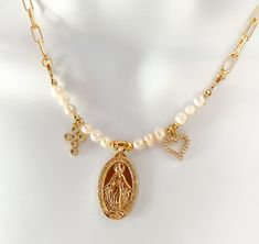 Miraculous medal necklace Vintage Catholic Jewelry, Pearl Necklace Aesthetic, Miraculous Medal Necklace, Dental Jewelry, Catholic Necklace, Virgin Mary Necklace, Catholic Jewelry, Miraculous Medal, Jewelry Accessories Ideas