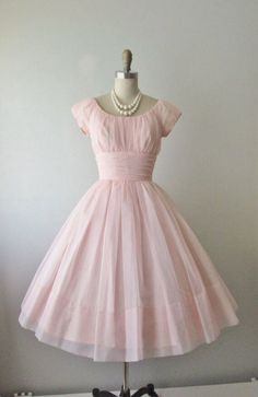 Pretty Knee Length Dresses, Pink Knee Length Dress Formal, Pink Dresses Coquette, Vintage Pink Dresses, 70s Homecoming Dress, Vintage Prom Dresses 70s, Pink Vintage Prom Dress, Coquette Homecoming Dress, Cute Dresses Pink