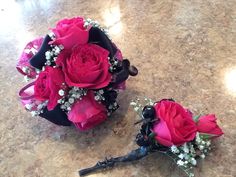 two bouquets of flowers sitting on top of a marble counter next to each other