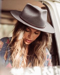 Hat Ideas For Women, Monroe Hat, Boho Mode, Round Hat, Fedora Hat Women, Wide Brim Fedora, Derby Hat, Wearing A Hat