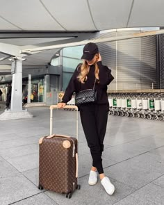 Outfit For Traveling On Plane, Outfits With Bucket Hats, Long Flight Outfit, Casual Airport Outfit, Kate Hutchins, Airport Outfit Ideas