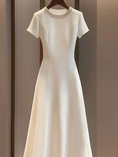 Elegant Dresses For Graduation, Corporate Dress Styles, Graduation Midi Dress, Classy Graduation Outfit, White Dress For Graduation, Graduation Dress Designs, White Dress Graduation, Graduation Dress Ideas, Graduation White Dress