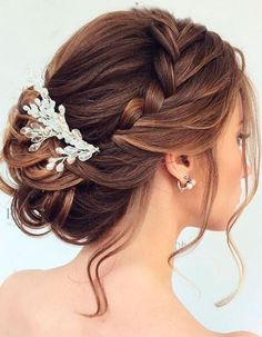 a woman wearing a wedding hair comb with flowers on it's head and pearls in her hair