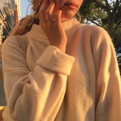 Golden Hour Aesthetic, Shy Girls, Boho Chic Outfits, Women's Casual Style, Fashion And Style, Curvy Outfits, Aesthetic Outfits, Beautiful Photography, Sweater Weather