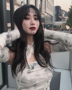 Halloween Costumes 2023 Ideas, Wolf Makeup Halloween, Costume Ideas Horror, Hallowing Makeup, Asian Halloween Ideas, Halloween Costume Hacks