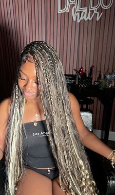 Color Bohemian Braids, Cute Blonde Braids, Braids W Highlights, Braided Hairstyles Black And Brown, Black Braids On Blonde Hair, 1b 27 And 613 Knotless Braids, Black And Blonde Hair Braids, Highlighted Braids For Black Women, Knotless With Blonde Highlights