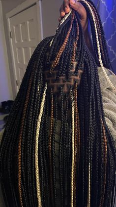 Smeduiem Knotless Peekaboo, Brown And Black Knotless Braids Medium, Brown Peak A Boo Box Braids, Box Braids With Curly Ends Peekaboo, Tri Color Braids For Black Women, Black Brown And Blonde Knotless Braids, Box Braid Color Combinations, Peek A Boo Box Braids Brown, Smeduiem Knotless With Color