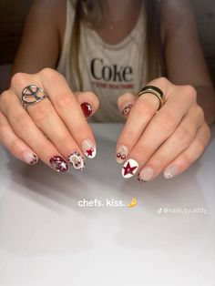 Nail Inspo Trendy Winter, Matching Nails With Boyfriend Simple, New York Nails Designs Nyc, Winter Gel X Nails, Zach Bryan Nail Ideas, Birthday Nails Art Designs, Nail Ideas 2024, Aesthetic Nails Christmas, Detailed Nail Designs