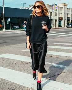 Slip Dress Outfit Ideas, Slip Dress Street Style, Winter Fashion Outfits Dressy, Vinter Mode Outfits, Casual Chique Stijl, Satin Skirt Outfit, Slip Dress Outfit, Outfit Ideas Winter