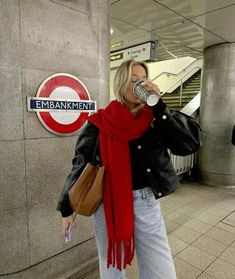 Red Scarf Outfit, December Outfits, Nyc Outfits, Looks Pinterest, Europe Outfits, London Outfit, Elegante Casual, Outfit Trends, Trendy Fall