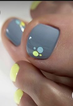 Short Nails Pedicure, Teal Pedicure Ideas, End Of Summer Pedicure, Green Toenail Designs, August Toenails Colors, Painted Toenails Ideas, Gray Pedicure, Pedicure Fall, Pedicures Ideas