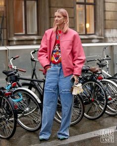 Blue Pink Outfit, Street Style Fall 2022, Casual Outfit Spring, 2022 Street Style, Copenhagen Street Style, 90s Casual, Cosy Outfit, Autumn Winter 2022, Fall Winter Trends