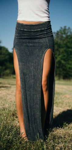 #summer #outfits / split denim maxi skirt Sukienki Maksi, Look Hippie Chic, Denim Outfits, Summer Trends Outfits, Estilo Hippie, Bohol, Mode Casual, Skateboarder, Denim Maxi Skirt