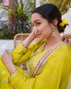 Shraddha Kapoor Cute, Glamour World, Actress Without Makeup, Beautiful Pink Flowers, Traditional Indian Outfits, Dress Indian Style, Simple Girl, Shraddha Kapoor