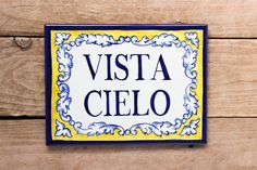 a sign that is on the side of a wooden wall saying vista cieloo