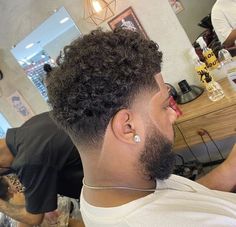 Barber Haircuts Fade, Curly Hair Taper, Men Short Hair Fade, Fade Haircut Curly Hair, Taper Fade Curly Hair, Black Hair Cuts, Curly Hair Fade