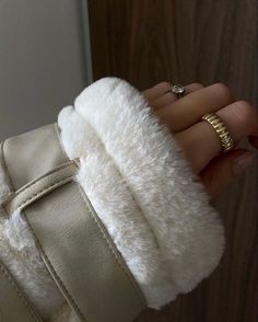 Potter Family, Textured Gold Ring, Fur Leg Warmers, Jewelry Stacking, Winter Jewelry, Stacked Necklaces, Outfit Jeans, Textured Ring, Chunky Rings