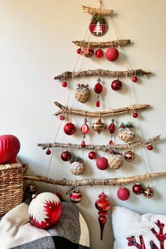 DIY wall Christmas tree made with branches Christmas Tree Ideas For Small Spaces, Jar Pumpkins, Small Space Christmas Tree, Wall Hanging Christmas Tree, Upcycle Ideas