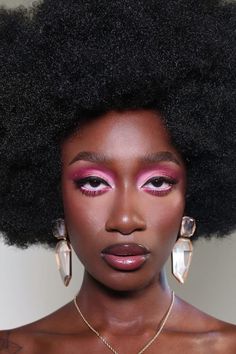 80s Retro Makeup, 90s Club Makeup, Pink Iridescent Makeup, Editorial Makeup Hooded Eyes, Japanese Inspired Makeup, Bright Color Eyeshadow Looks, Barbie Pink Makeup Looks, Easy Unique Makeup Looks, Pink Graduation Makeup