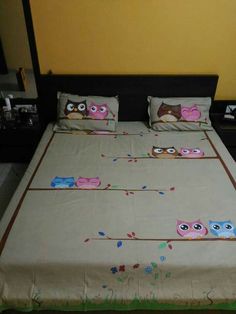 an owl themed bed spread with matching pillows