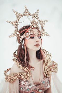 Gold Halo Crown with filigrees. Crown is lightweight, well molded, comfortable to wear. The crown will be a great addition to the Met Gala Evening, Ball, Wedding, Party or Festival. Any skilled photographer will find its use, the crown throws reflections, so it will be a great prop for art photography. :) Photo: Jovana Rikalo Celestial Outfit, Cape Fantasy, Gold Halo Crown, Festival Crown, Halo Headpiece, Boho Crown, Look Boho Chic, Halo Crown, Elf Clothes