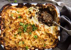 a casserole dish with meat, cheese and parsley