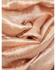 Découvrez ce foulard en 100% soie sauvage, fabriqué de manière traditionnelle et parez votre cou d'éclat, de douceur et de luminosité.Tissé à la main et teinté dans la masse, sa fabrication artisanale lui procure un cachet inimitable et vous donnera un style unique.Tel un véritable accessoire de luxe, cette étole illuminera votre tenue par ses couleurs éclatantes.Un beige nude, sobre, chic et intemporel; à la fois classique et moderne qui saura sublimer avec élégance et délicatesse votre tenue du jour   Collection COCOON100% soie naturelle65 cm x 170 cmDes couleurs vibrantesUne brillance unique