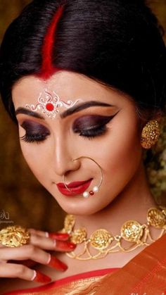 Bengali Bride Hairstyle, Marriage Indian, Makeup Bollywood, Bengali Fashion, Saree Red, Indian Wedding Gowns