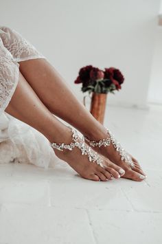 Inspired by natural shapes and movement. A glistening leafy vine encircles the ankle in the most elegant of ways. This handcrafted piece combines delicate pearl beads and rhinestone crystals to sparkly effect yet still remains alluringly delicate in feel. Complete with extension chain and lobster clasp for a perfect fi Soleless Sandals, Pearl Barefoot Sandals, Bridal Foot Jewelry, Barefoot Sandals Wedding, Beach Wedding Sandals, Beach Wedding Shoes, Crochet Barefoot Sandals, Barefoot Sandal, Wedding Shoes Comfortable