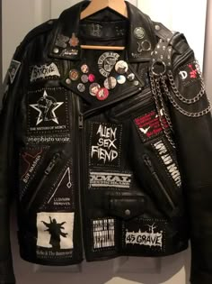 Painted Battle Jacket, Battle Jacket Inspiration, Metal Patches Jacket, Goth Patch Jacket, Punk Jacket Ideas, Goth Battle Jacket, Battle Jacket Metal, Leather Battle Jacket, Patch Jacket Ideas