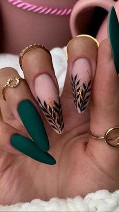 Emerald Green Fall Nails, Emerald Green Holiday Nails, Viking Nails Designs, Green Leaf Nails, Nails For Green Dress, Emerald Green Christmas Nails, Winter Nails Dark, Unique Christmas Nails, Emerald Green Nail Designs