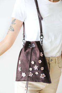 Small Leather Bag Leather Fanny Pack Floral Leather Purse - Etsy Leather Pouch Bag, Leather Handbags For Women, Leather Bags For Women, Mom Travel, Purse Ideas, Small Leather Bag, Bags Sewing, Leather Fanny Pack, Best Leather