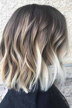 Caramel Ombre Hair, Beach Waves For Short Hair, Short Textured Hair, Popular Short Haircuts, Chic Short Hair, Ombre Hair Blonde, Wavy Bob Hairstyles, Cool Short Hairstyles, Short Hair Balayage