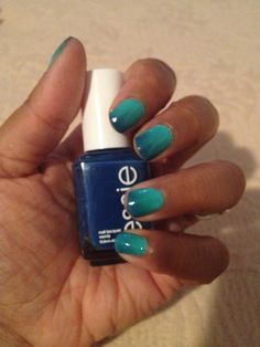 Teal nail ombre using #essie 'turquoise and caicos' with 'mezmerized.' #nailart #nailpolish #nailombre #manicure #nails Navy And Green Nails, Teal Nails Short, Teal Ombre Nails, Teal Green Nails, Nail Art Teal, Turquoise Nail Art, Nails 23, Hawaii Nails, Teal Nails