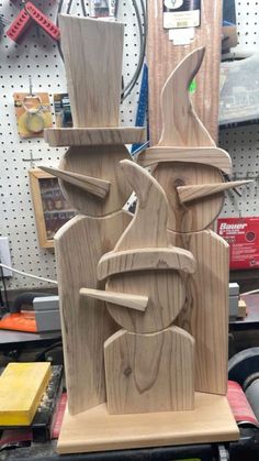 Useful Wood Crafts, Simple Christmas Wood Crafts, Woodworking Christmas Projects, Holiday Woodworking Projects, Christmas Sleigh Decorations, Pallet Wood Christmas Tree, Winter Wood Crafts, Wood Christmas Decorations, Christmas Diy Wood