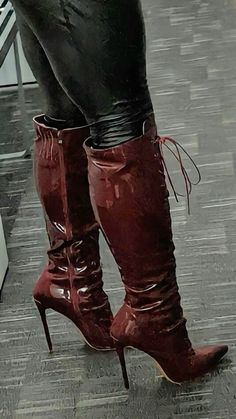 fashion inspo💋 Burgundy Knee High Boots, Lace Knee High Boots, Red Heel Boots, Lace Up Knee High Boots, Chic Heels, Winter Outfit Inspiration, Shoe Inspo, Red Boots, Fendi Shoes