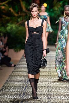 Dolce & Gabbana Spring 2020 Ready-to-Wear collection, runway looks, beauty, models, and reviews. Runway Fashion 2020, Runway Fashion Couture, Spring Dresses Casual