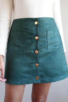 This is the easiest DIY Mini Skirt sewing tutorial that shows you a simple method that doesn’t waste your time and is very beginner friendly. Make a button mini skirt with patch pockets easily! Diy Mini Skirt, Mini Skirt Sewing, Mini Skirt Sewing Pattern, Sew A Button, Skirt Sewing Tutorial, Skirt Sewing Pattern, Skirt Sewing, Handmade Wardrobe, Skirt Patterns Sewing